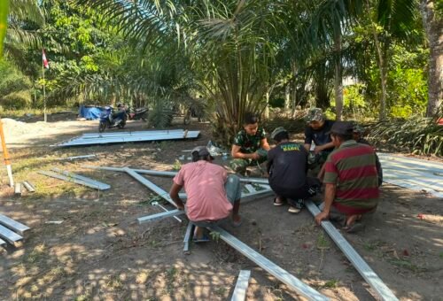 Satgas TMMD ke-129 Kodim 0413/Bangka Percepat Pemasangan Atap Rumah Bapak Ardiansyah
