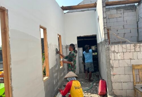 Kerja Bersama Satgas TMMD dan Masyarakat Segera Selesaikan RTLH Bapak Koko Margono