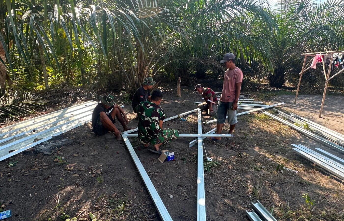 Kerjasama Padu Satgas TMMD dan Masyarakat dalam Renovasi Rumah Bapak Ardiansyah