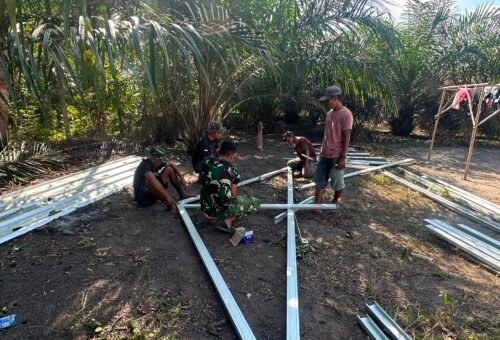 Kerjasama Padu Satgas TMMD dan Masyarakat dalam Renovasi Rumah Bapak Ardiansyah