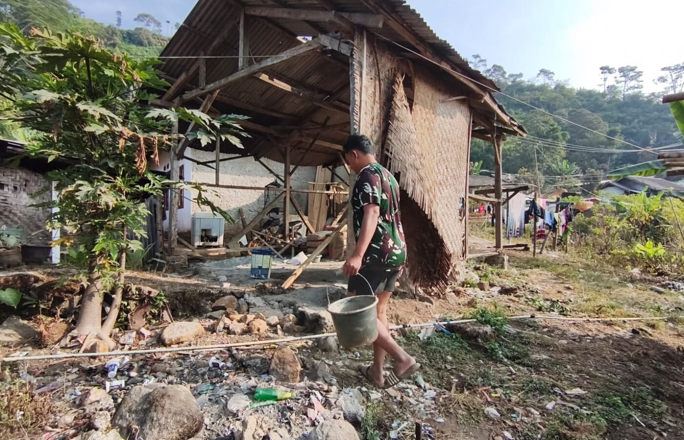 Pembangunan Rumah Bapak Angga Terus Digesa dalam TMMD Ke-129