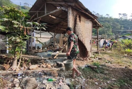 Pembangunan Rumah Bapak Angga Terus Digesa dalam TMMD Ke-129