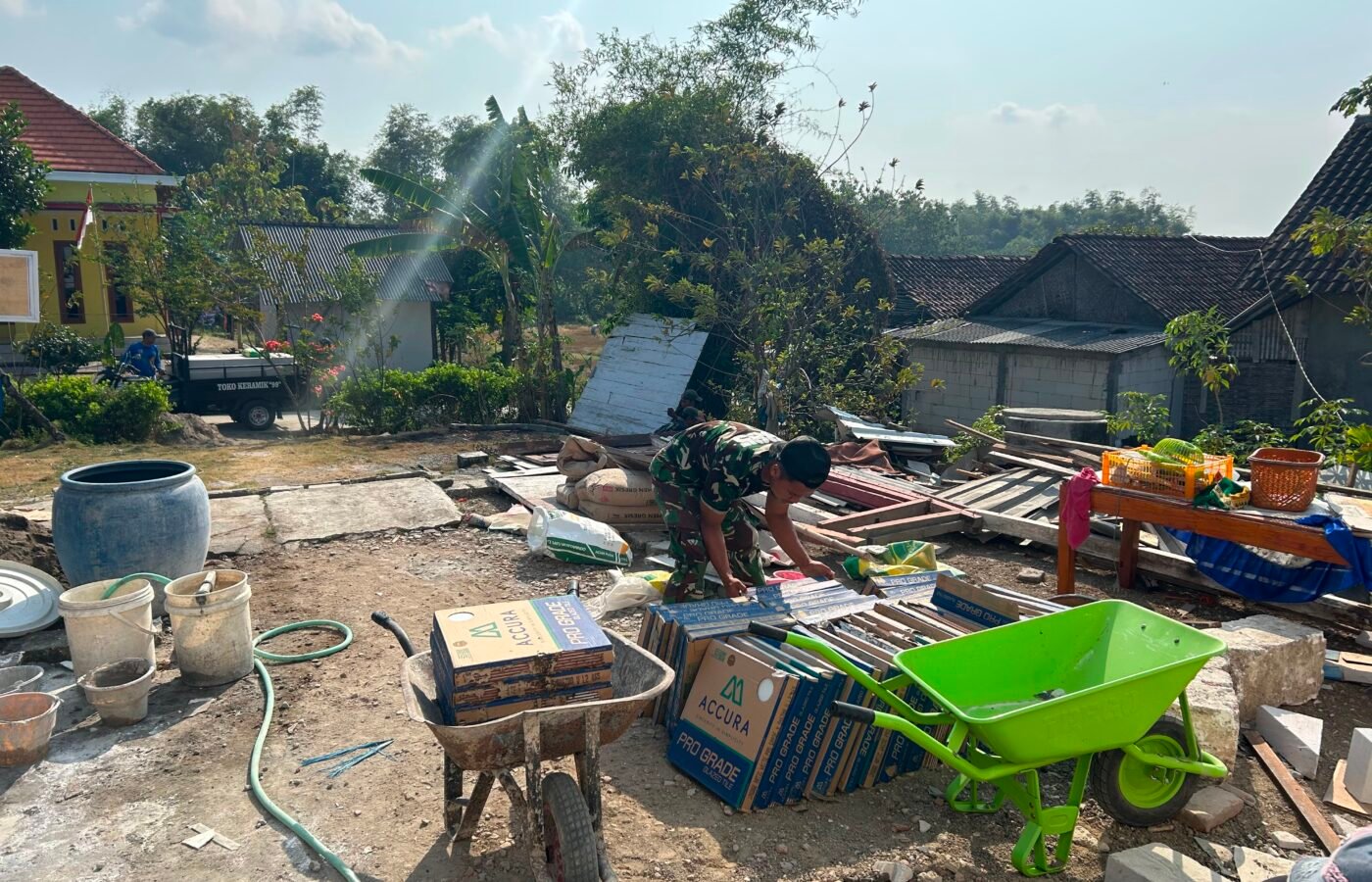 Sinergi TNI dan Masyarakat dalam Proyek RTLH Keluarga Bapak Koko Margono