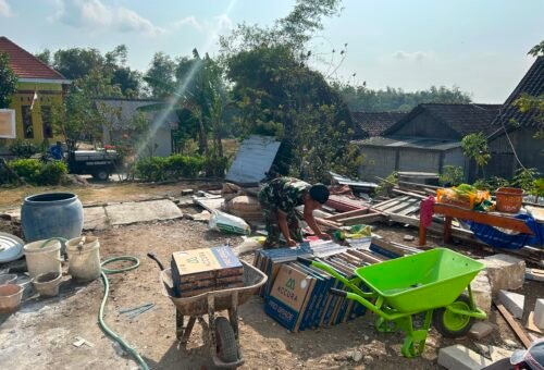 Sinergi TNI dan Masyarakat dalam Proyek RTLH Keluarga Bapak Koko Margono