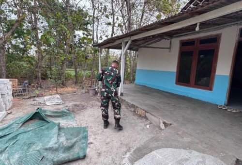 Usai Pembangunan RTLH, Satgas TMMD Ke-129 Kodim 0813/Bojonegoro Bersih-Bersih di Rumah Ibu Jasmiati