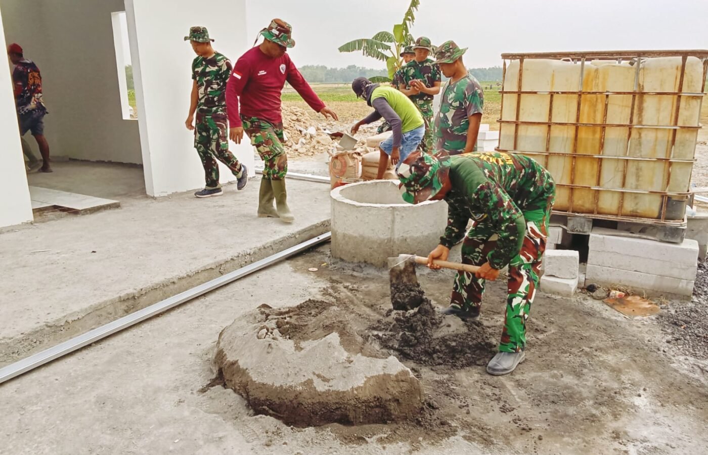 Kolaborasi Tim TMMD dalam Pemasangan Keramik Musala dan MCK di Kesongo–Sukorame