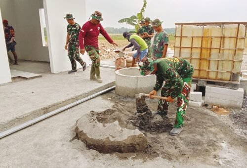 Kolaborasi Tim TMMD dalam Pemasangan Keramik Musala dan MCK di Kesongo–Sukorame