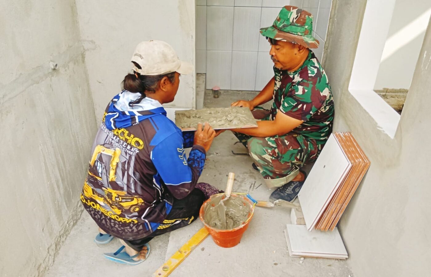 Fokus Utama Satgas TMMD Ke-129 Kodim 0813/Bojonegoro: Pemasangan Keramik di Musala dan MCK
