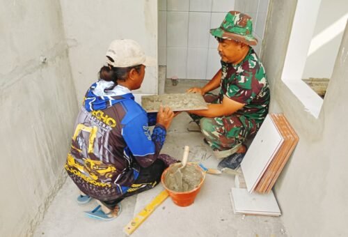 Fokus Utama Satgas TMMD Ke-129 Kodim 0813/Bojonegoro: Pemasangan Keramik di Musala dan MCK