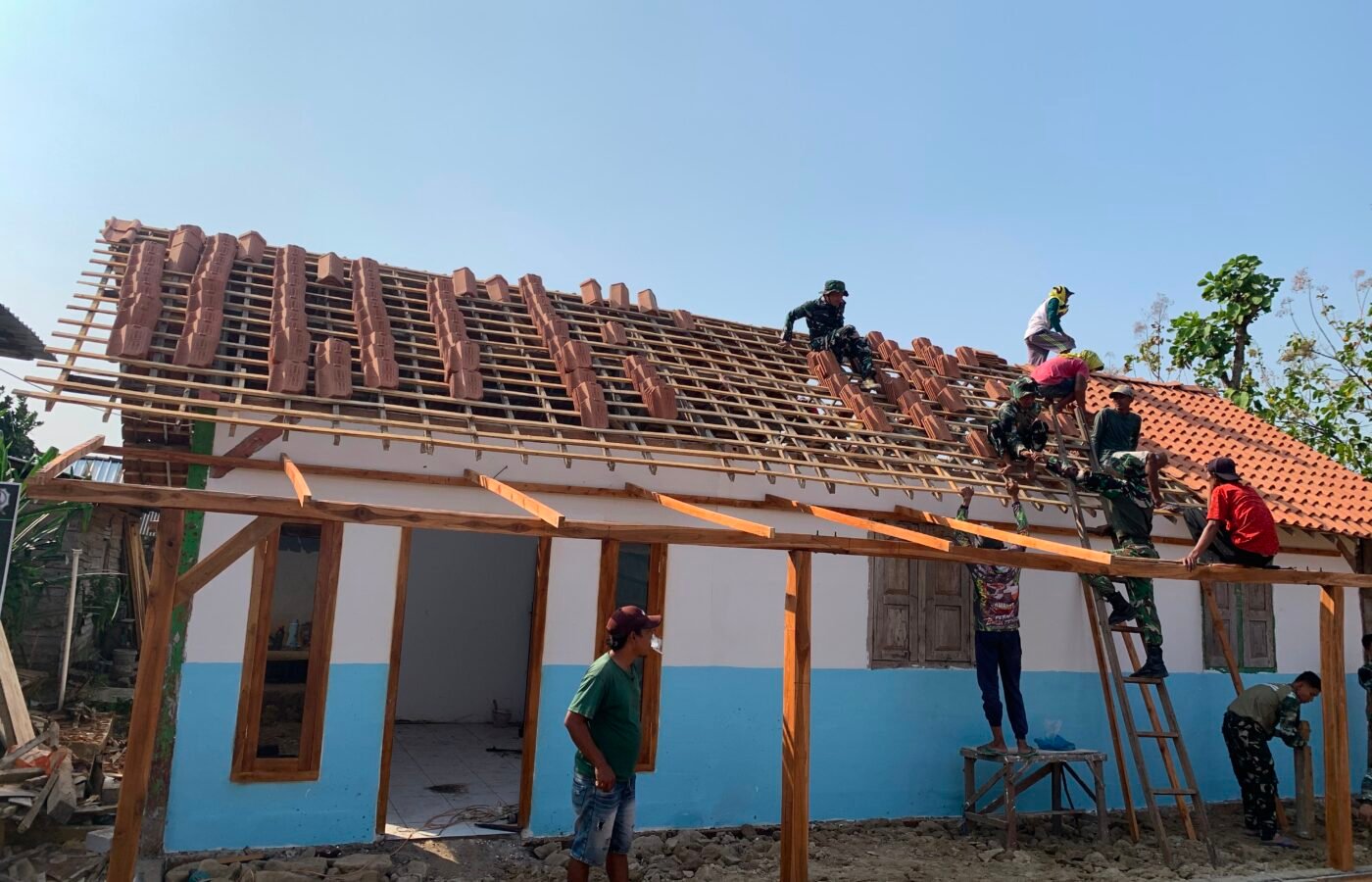 Pemasangan Genteng di Rumah Bu Tini, Meningkatkan Kualitas Hunian Berkat TMMD Ke-129