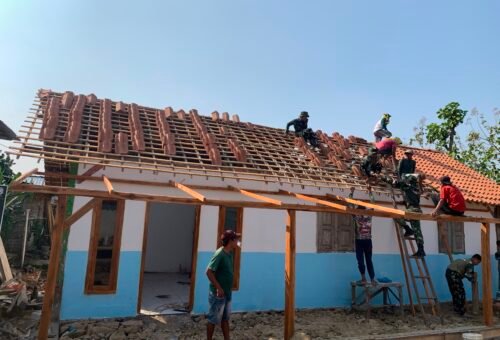 Pemasangan Genteng di Rumah Bu Tini, Meningkatkan Kualitas Hunian Berkat TMMD Ke-129