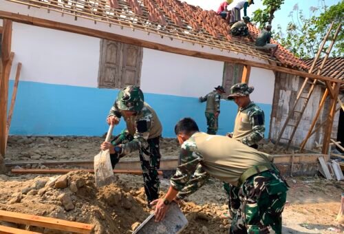 Sinergi Satgas dan Warga Dukung Pemasangan Atap RTLH Bu Tini