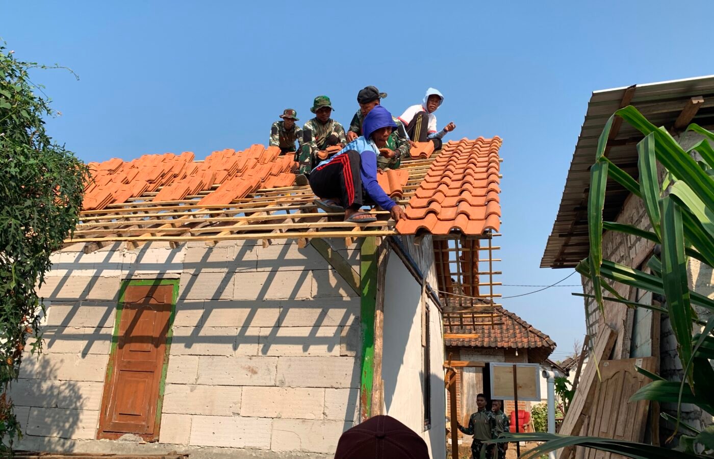 Progres Pemasangan Atap RTLH Bu Tini dalam Program TMMD ke-129