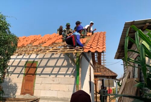 Progres Pemasangan Atap RTLH Bu Tini dalam Program TMMD ke-129