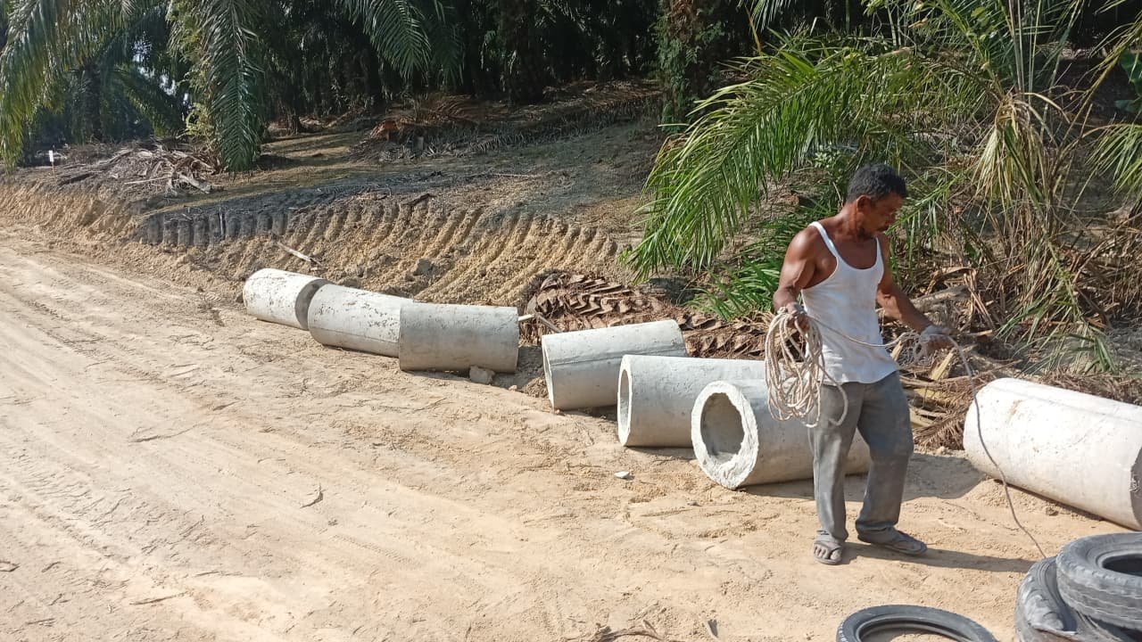 Percepatan Pemasangan Gorong-Gorong TMMD Ke-129 di Jalan Desa Deniang–Penyamun