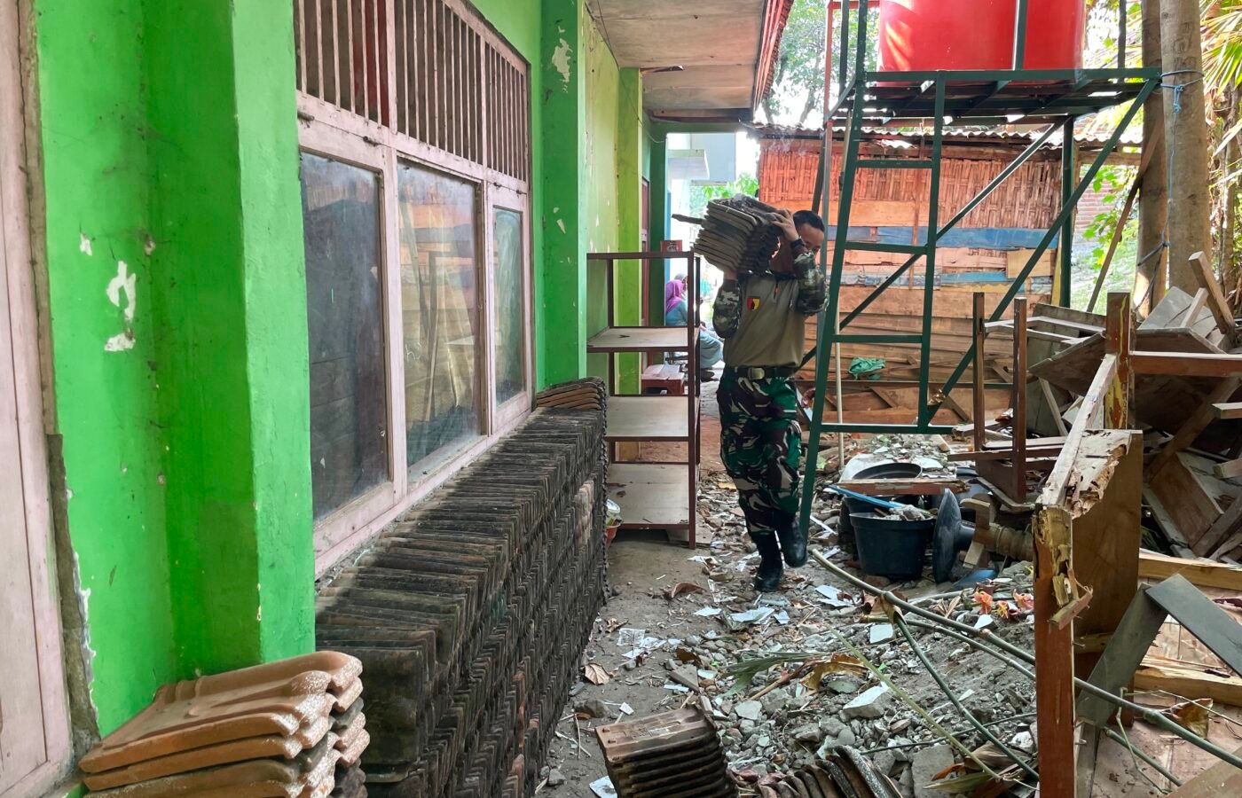 Perbaikan SDN Kesongo 1 Dipercepat oleh Satgas TMMD ke-129 Kodim 0813/Bojonegoro
