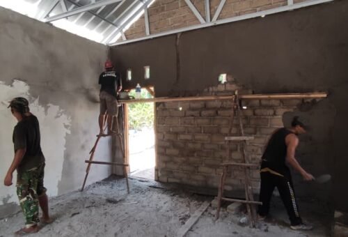 Kemajuan Pengerjaan Plasteran Dinding RTLH Ibu Rodia di TMMD Ke-129 Kodim 0413/Bangka