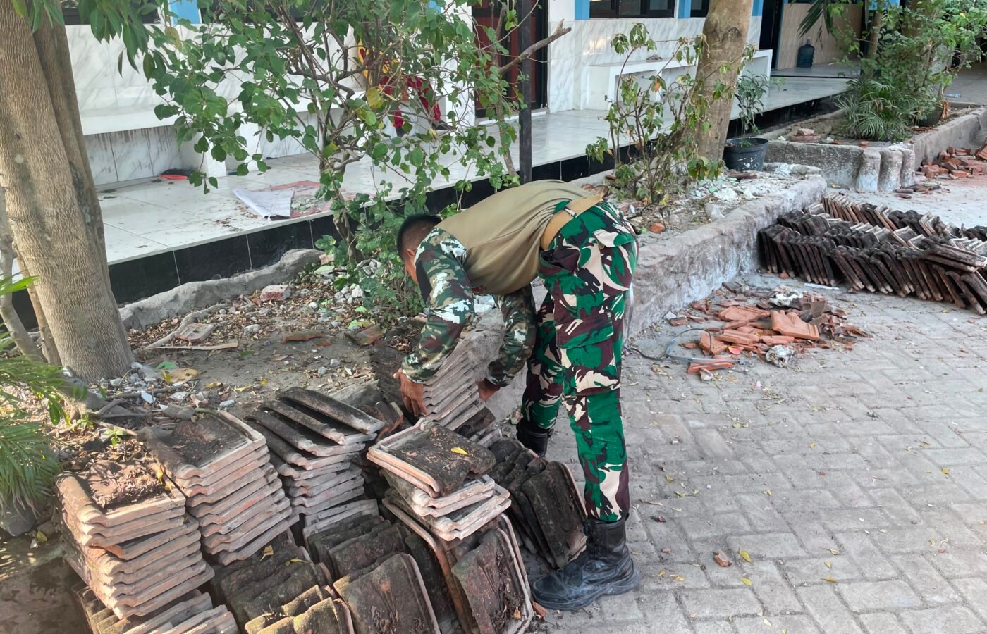 Kebersamaan TNI dan Warga Dalam Perbaikan SDN Kesongo 1