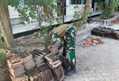 Kebersamaan TNI dan Warga Dalam Perbaikan SDN Kesongo 1