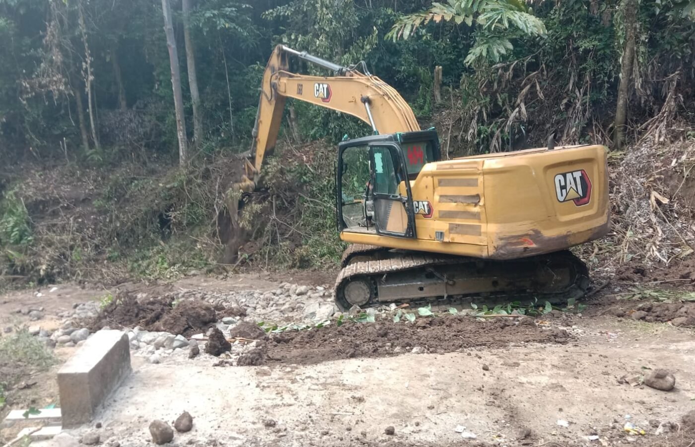 Excavator Terus Beroperasi Dukung Percepatan Peningkatan Jalan TMMD ke-129 Kodim 1407/Bone