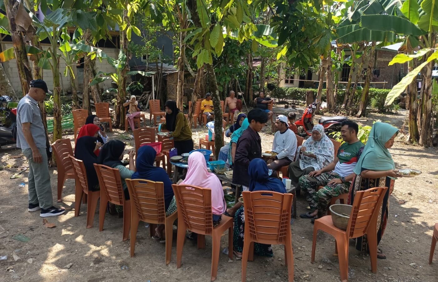 Sinergi Satgas TMMD dan Warga Lewat Kegiatan Makan Bersama