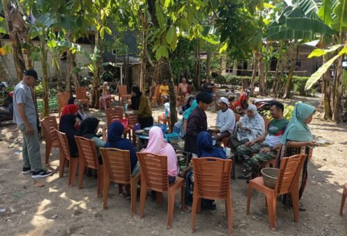 Sinergi Satgas TMMD dan Warga Lewat Kegiatan Makan Bersama