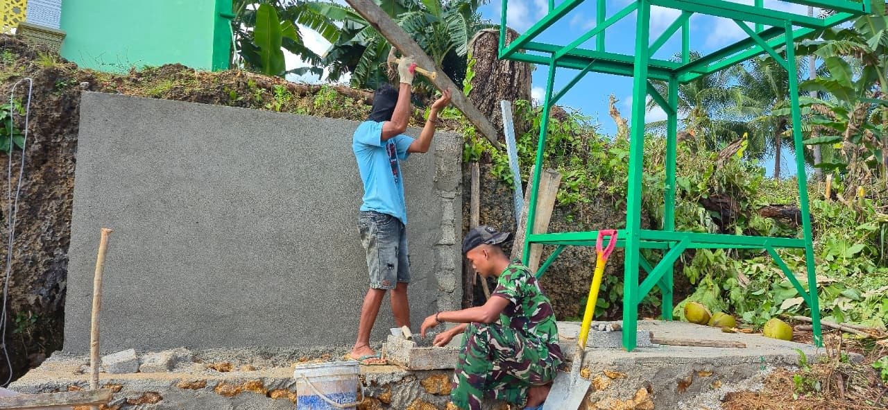 Kolaborasi Satgas TMMD dan Masyarakat dalam Penyediaan Air Bersih di Masjid Polewali