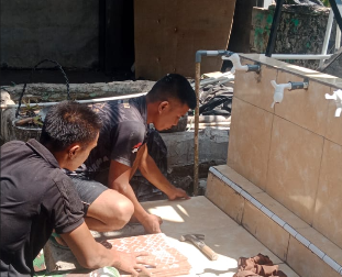 Pemasangan Keramik Sumur Bor TMMD: Upaya Menjaga Kebersihan Sumber Air di Deniang