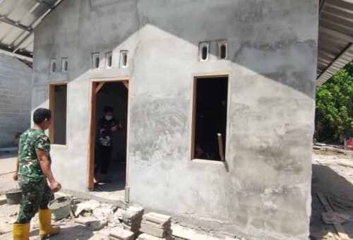 Kebersamaan dalam TMMD: Warga dan Satgas Percepat Renovasi Rumah Ibu Rodia