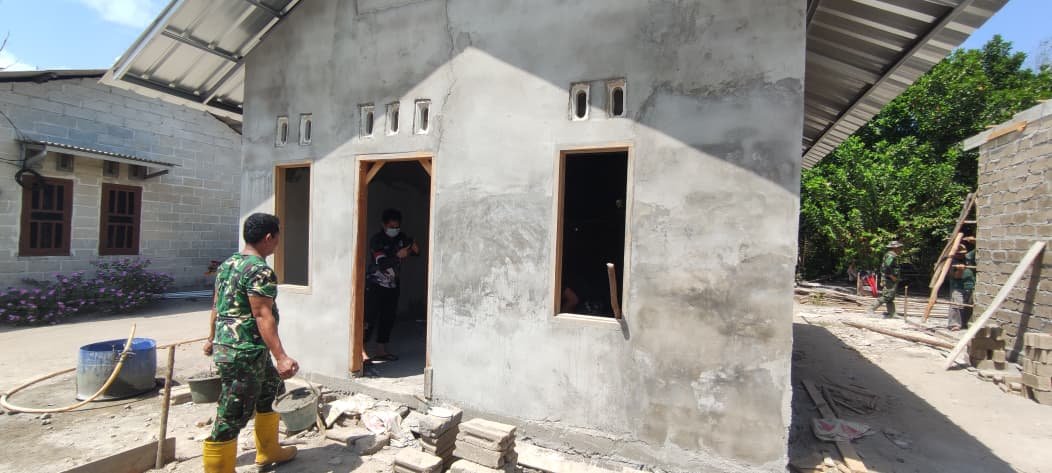 Kebersamaan dalam TMMD: Warga dan Satgas Percepat Renovasi Rumah Ibu Rodia