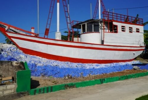 Penyelesaian Pengecatan Miniatur Perahu Kayu di Desa Umbele