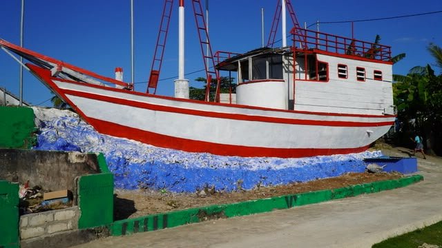 Penyelesaian Pengecatan Miniatur Perahu Kayu di Desa Umbele