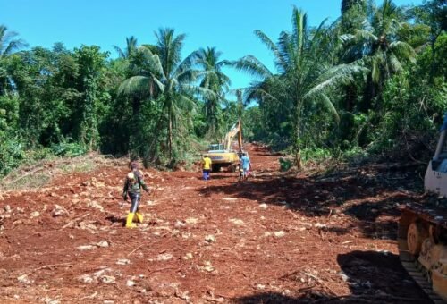 Jalan Penghubung Kepulauan Umbele Hampir Tuntas Berkat Kerja Sama Satgas TMMD