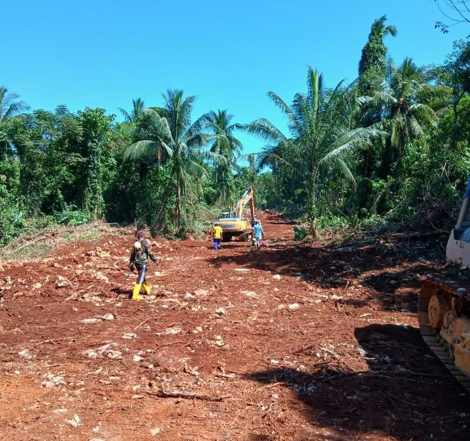 Jalan Penghubung Kepulauan Umbele Hampir Tuntas Berkat Kerja Sama Satgas TMMD