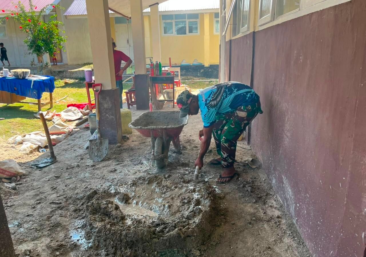 Kerjasama Satgas TMMD dan Warga Percepat Pembangunan Lantai SDN Polewali