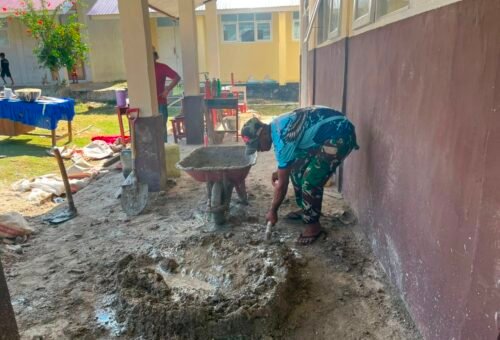 Kerjasama Satgas TMMD dan Warga Percepat Pembangunan Lantai SDN Polewali