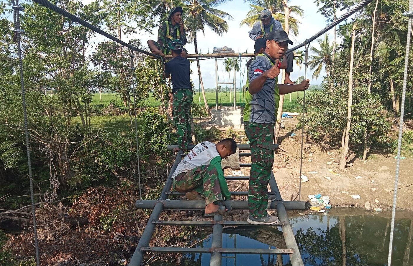 Pengembangan Jembatan Gantung di Taddang Palie oleh Satgas TMMD Ke-129