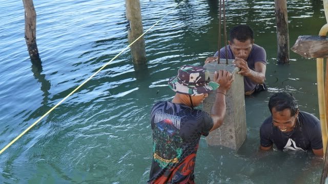 Jembatan Baru di Desa Umbele Permudah Akses Ibu Samsiah dan Keluarga