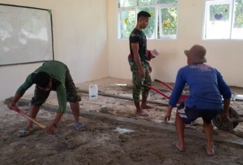 Percepat Renovasi SD, Satgas TMMD Terus Pengecoran Lantai SDN Polewali