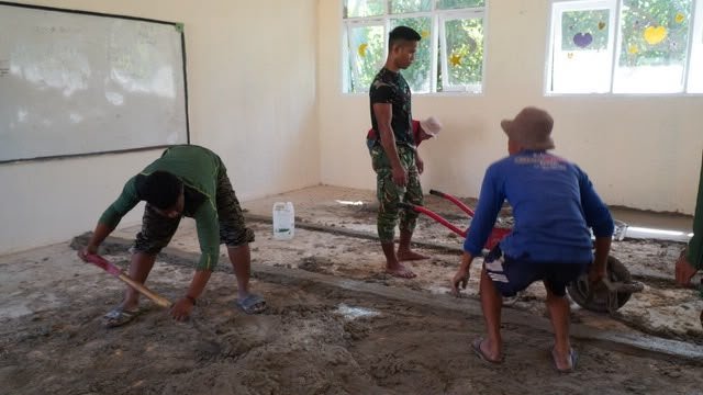 Percepat Renovasi SD, Satgas TMMD Terus Pengecoran Lantai SDN Polewali