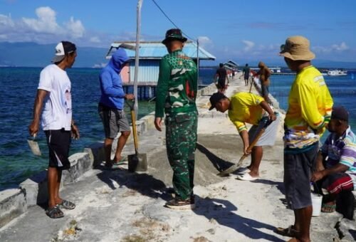 Semangat Kolaborasi, Satgas TMMD dan Warga Bangun Dermaga di Umbele