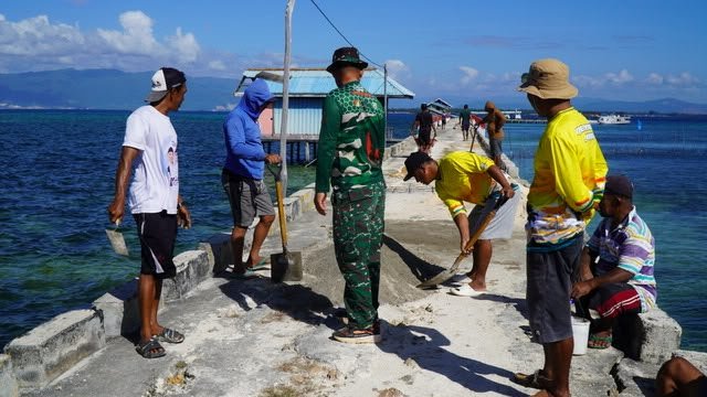 Semangat Kolaborasi, Satgas TMMD dan Warga Bangun Dermaga di Umbele