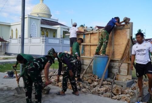 Kolaborasi Satgas TMMD dan Warga Desa Umbele dalam Pembangunan Gapura