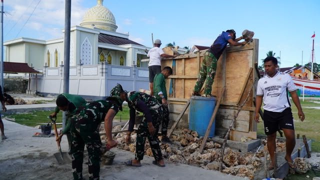 Kolaborasi Satgas TMMD dan Warga Desa Umbele dalam Pembangunan Gapura