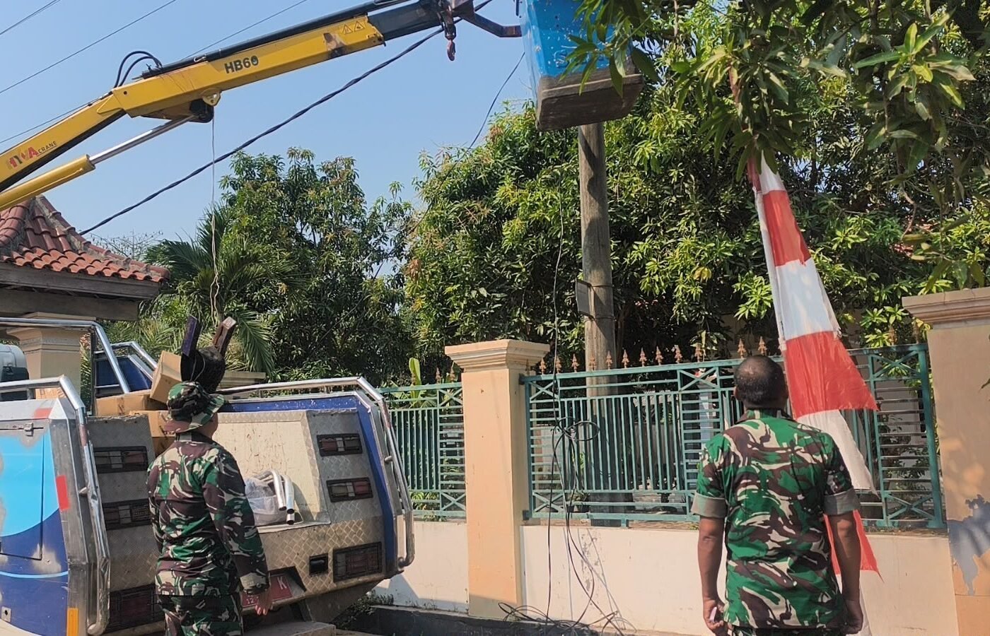Lampu Penerangan Jalan Ditingkatkan Melalui TMMD ke-129 di Desa Luwung Kencana