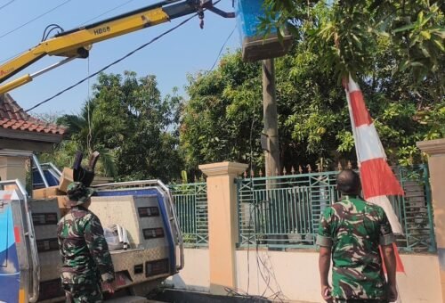 Lampu Penerangan Jalan Ditingkatkan Melalui TMMD ke-129 di Desa Luwung Kencana