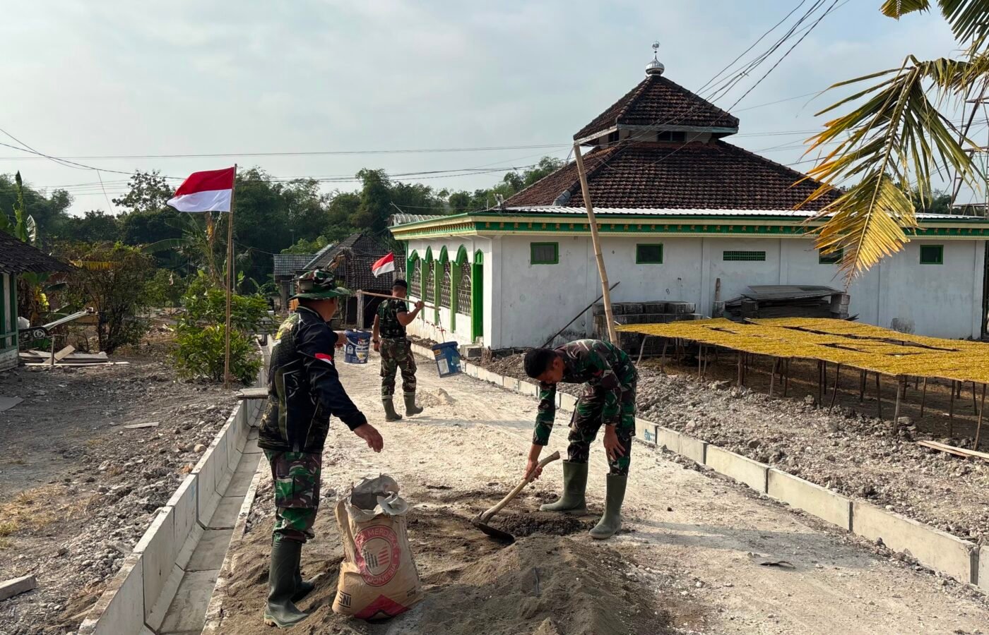 Kolaborasi Satgas TMMD Mempercepat Pembangunan Drainase di Depan Masjid Krebet