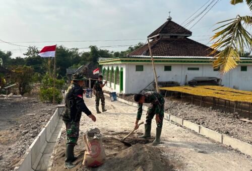 Kolaborasi Satgas TMMD Mempercepat Pembangunan Drainase di Depan Masjid Krebet