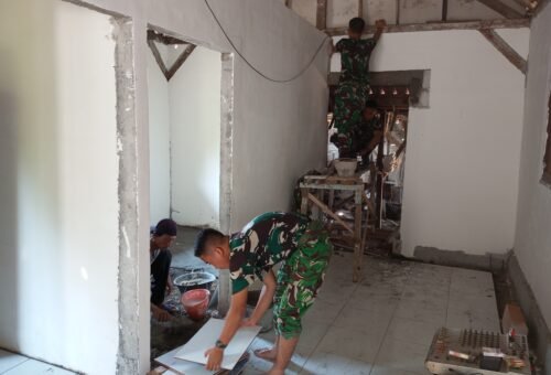 Pemasangan Keramik RTLH Ibu Tini oleh Satgas TMMD Kodim 0813/Bojonegoro Semakin Mendekati Target