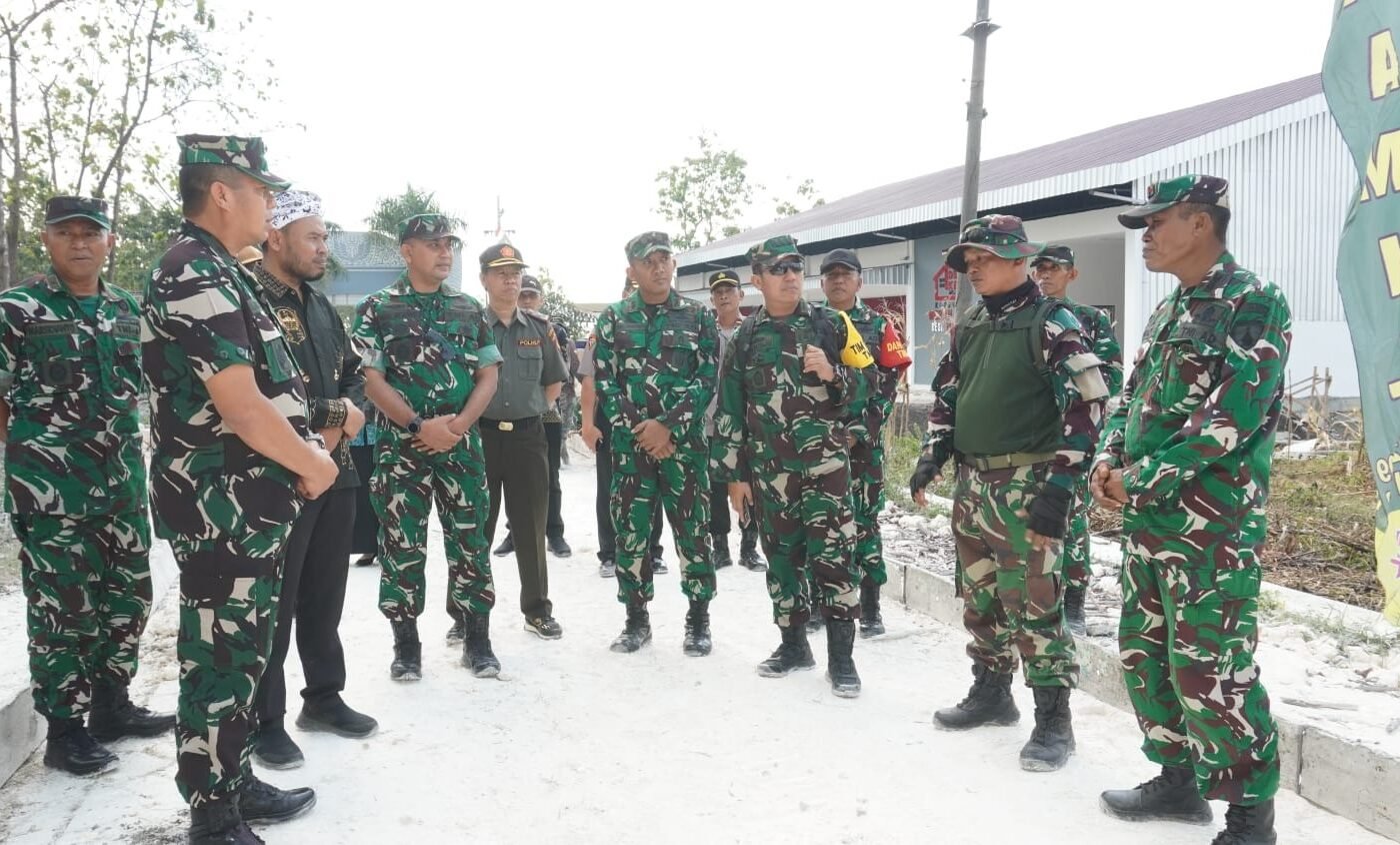 Pembangunan Jalan Rabat Beton di Desa Tlemang, Serka Budi Santoso Laporkan Progres kepada Tim Wasev